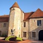 Saint-Amand-Montrond : Le musée Saint-Vic est installé dans une demeure du XVIe siècle avec  son jardin public. Ce musée d'art et de traditions populaires présente des collections locales, de - 100 000 à nos jours. Arbre aux sabots (création de Louis Touz